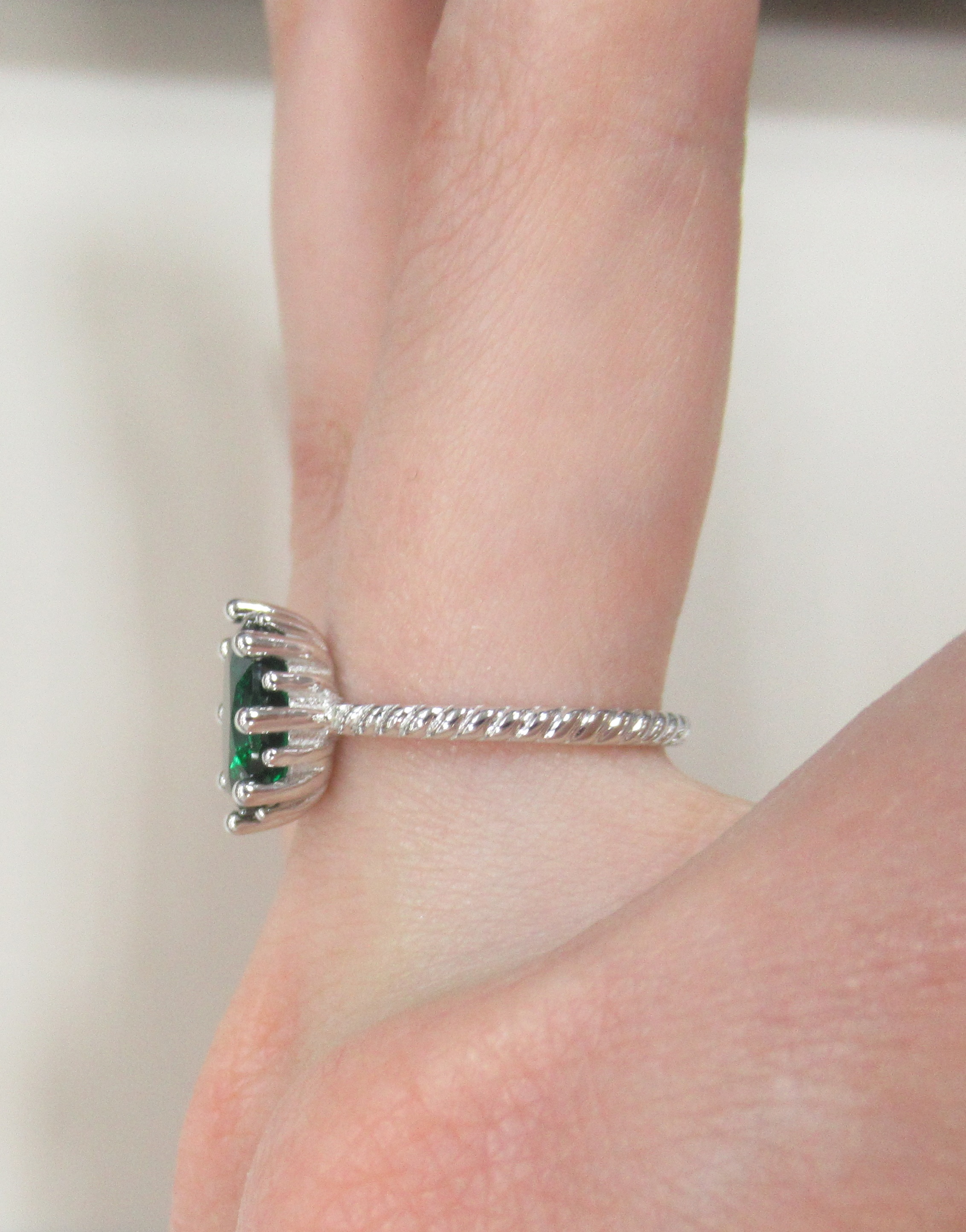 Серебряное кольцо с выращенным изумрудом